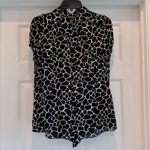 WHBM WHITE HOUSE BLACK MARKET ANIMAL PRINT BLOUSE. SIZE 12. NWOT.